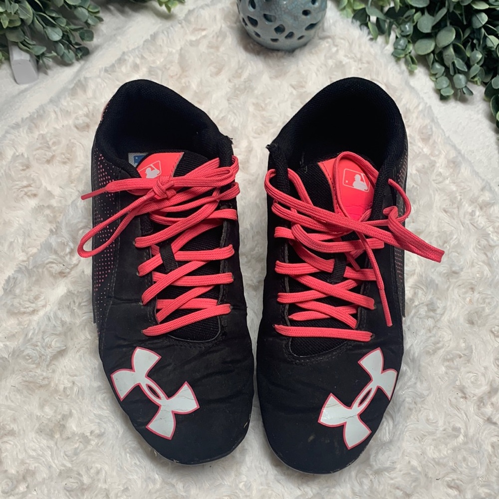 Youth Under Armour MLB black and pink cleats size 5Y